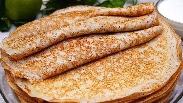 Блины на кефире: 10 рецептов главного масленичного лакомства