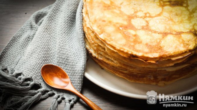 Блинчики не снимаются со сковороды, не пропекаются внутри и рвутся: что делать?