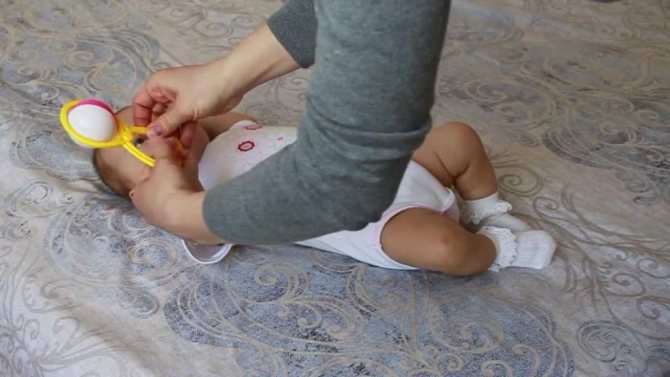 Когда ребенок начинает сам держать игрушку в руке?
