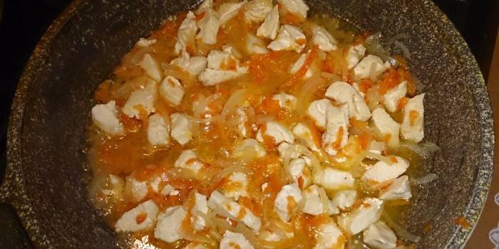 10 рецептов тушёной курицы, которая соберёт за столом всю семью