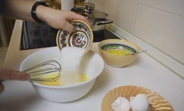 Пироги с мясом из дрожжевого теста в духовке — получаются мягкие, как пух