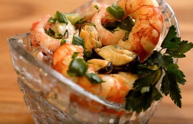 Салат с кальмарами — 12 самых вкусных и простых рецептов