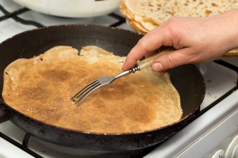 Блинчики не снимаются со сковороды, не пропекаются внутри и рвутся: что делать?