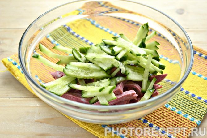 Салат с копчёной колбасой — 8 простых и вкусных рецептов с пошаговыми фото