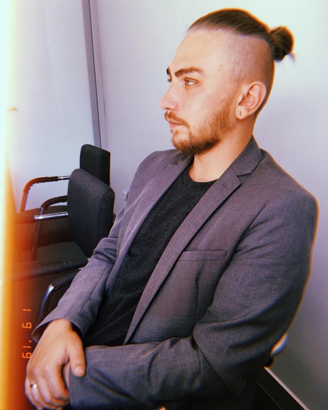 Наследие самураев: модная мужская прическа top knot