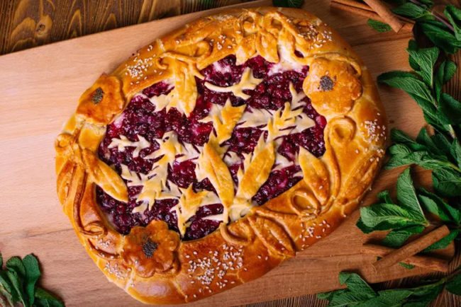 Яркий брусничный пирог: дрожжевой, песочный, простой, с кремом