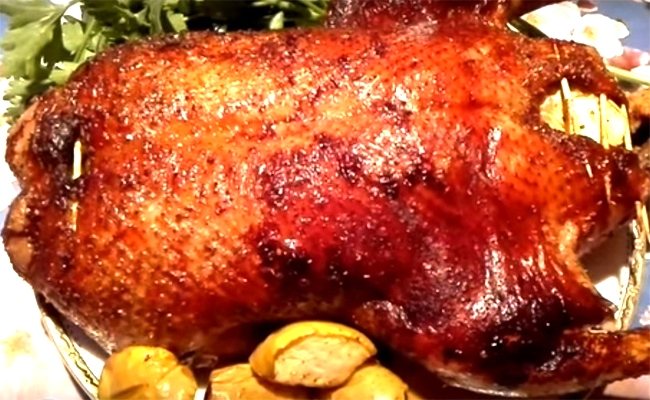 Гусь запеченный с яблоками в духовке: 5 пошаговых рецептов