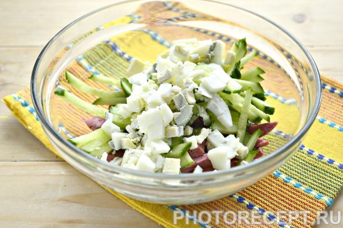 Салат с копчёной колбасой — 8 простых и вкусных рецептов с пошаговыми фото