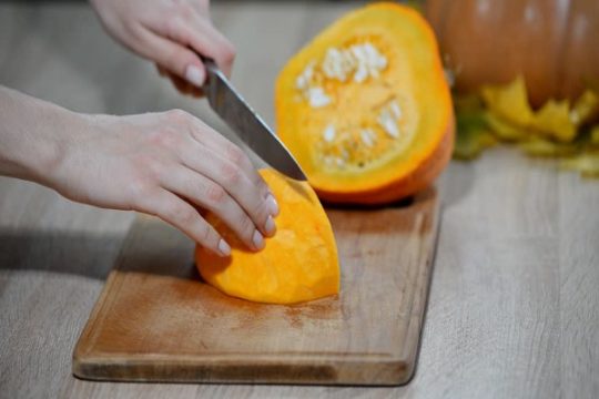 Как быстро и легко разрезать тыкву, если она жесткая