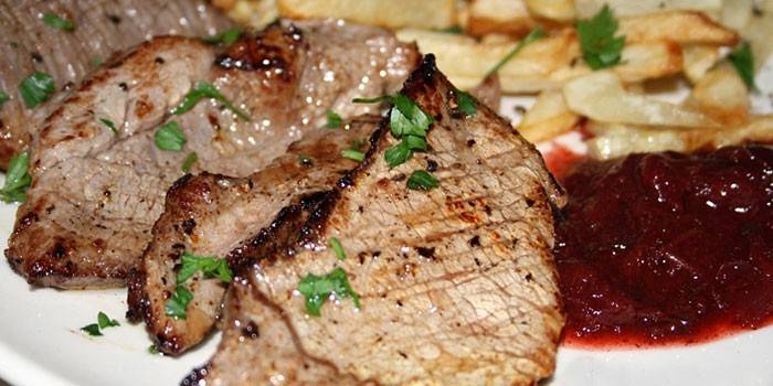 Свинина, запечённая в духовке в фольге куском — 4 рецепта вкусного мяса