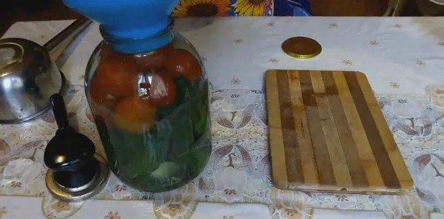 Салат из огурцов и помидоров на зиму — 10 самых вкусных рецептов