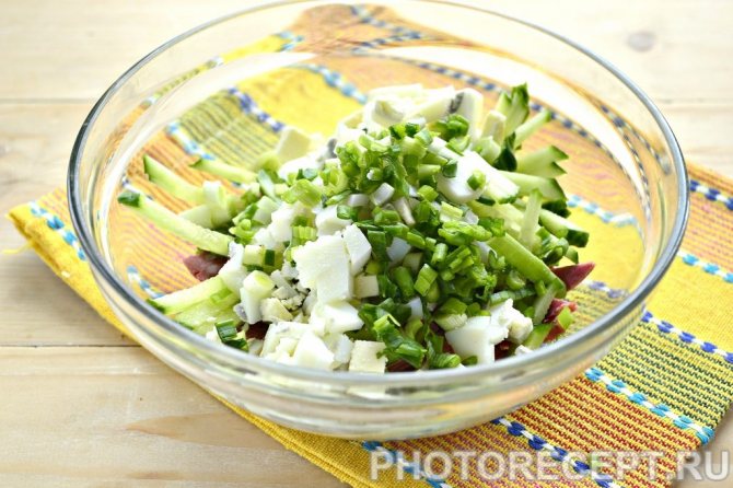 Салат с копчёной колбасой — 8 простых и вкусных рецептов с пошаговыми фото