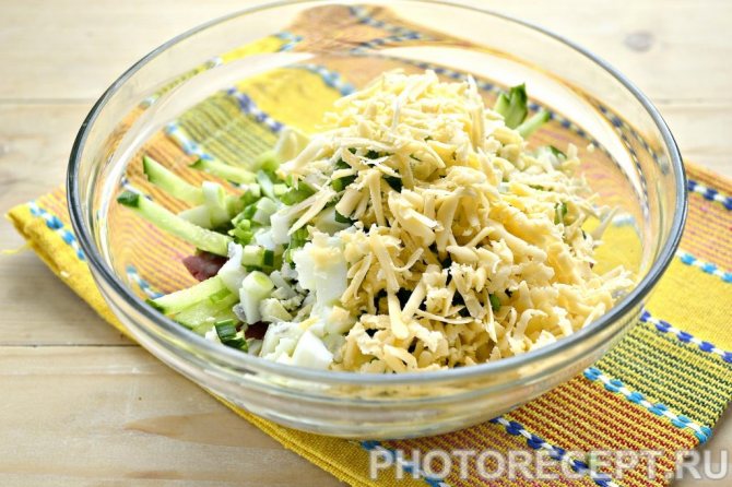Салат с копчёной колбасой — 8 простых и вкусных рецептов с пошаговыми фото