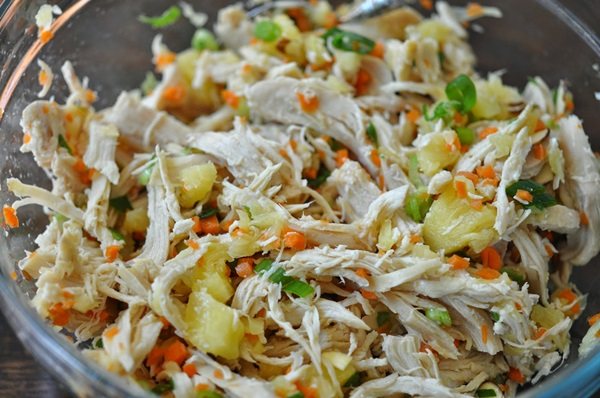 Салат с ананасами и курицей – очень вкусные рецепты