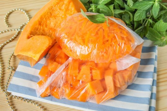 Как быстро и легко разрезать тыкву, если она жесткая
