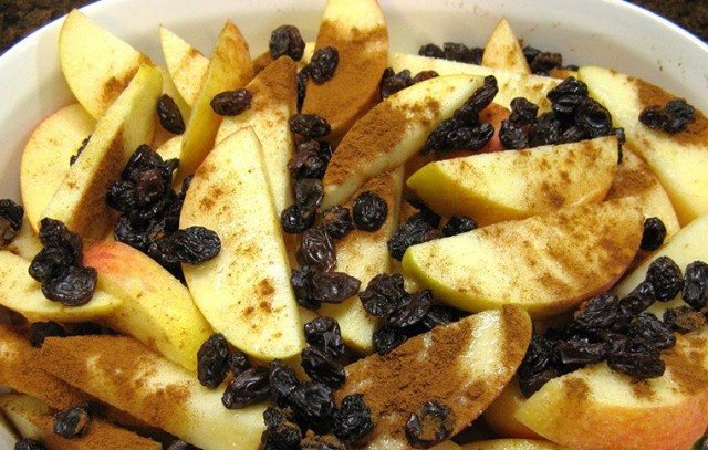Гусь запеченный с яблоками в духовке: 5 пошаговых рецептов
