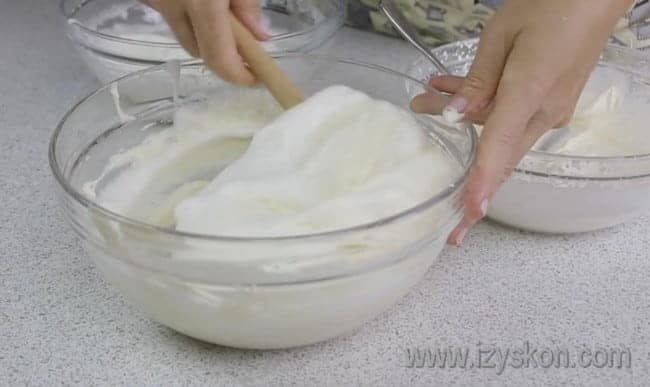 Аккуратно смешиваем все ингредиенты для пышной начинки для нашего простого и вкусного пирога с творогом в духовке.