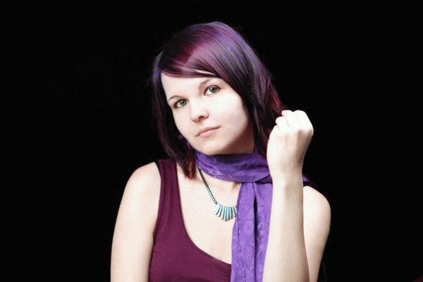 Баклажановые брюки с чем носить. Цвет волос Баклажан: варианты оттенков. Варианты окрашивания в баклажановый цвет волос