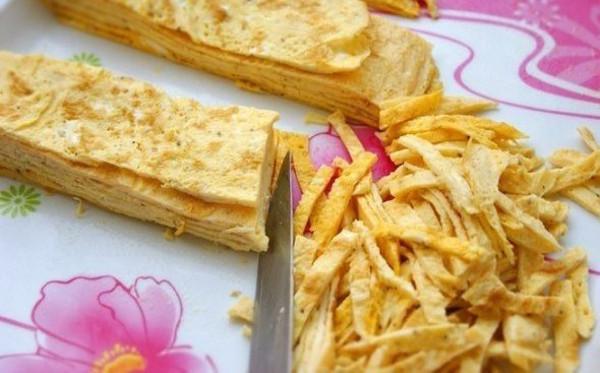 Салаты с яичными блинчиками. Простые и вкусные рецепты блинных салатов и тортов на скорую руку