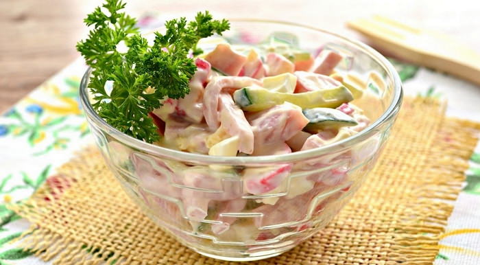 Салат с копчёной колбасой — 8 простых и вкусных рецептов с пошаговыми фото