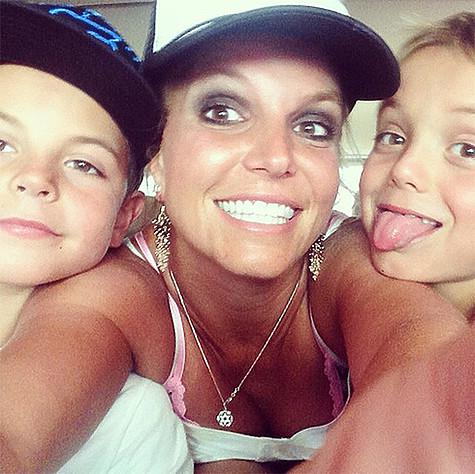 Бритни Спирс с сыновьями. Фото: Instagram.com/britneyspears.