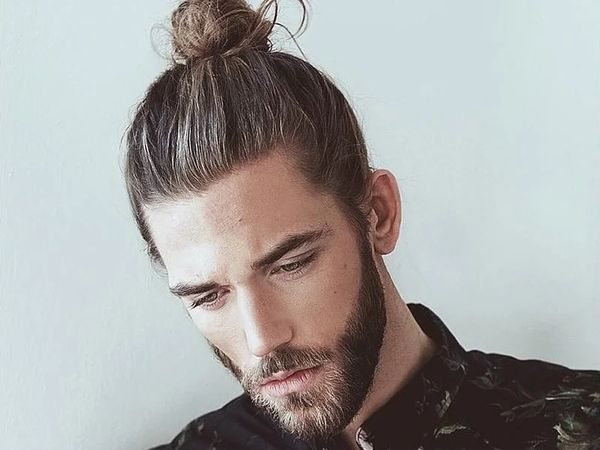 Наследие самураев: модная мужская прическа top knot
