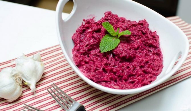 Чеснок - придаст специфический запах и вкус свекольному салату