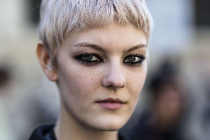 Прическа с начесом: варианты создания. Начес на макушке, начес с высоким пучком, хвост с начесом. Пошаговая инструкция с фото, как сделать прическу в домашних условиях