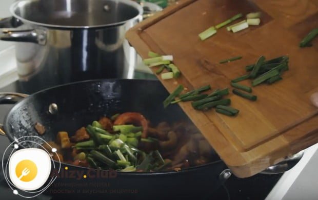 Для аромата, красоты и вкуса добавим в блюдо также свежий зеленый лук.