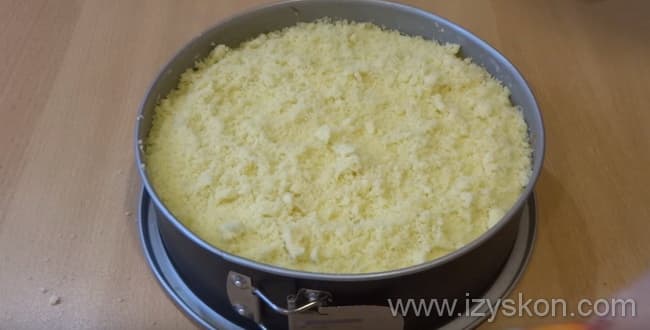 Для приготовления заливного пирога с кусочками яблок со сметаной - достаньте из духовки пирог и посыпьте его этой крошкой