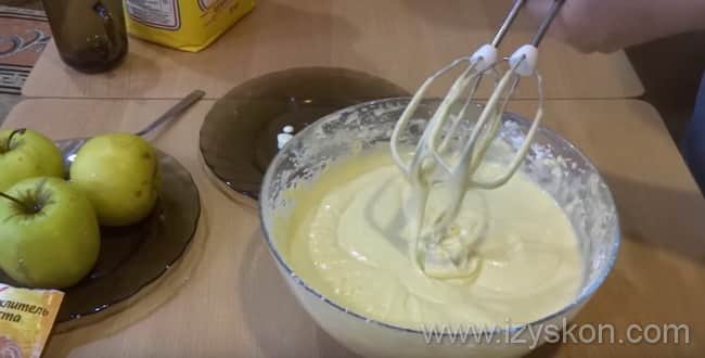 Для приготовления заливного пирога с кусочками яблок со сметаной - просейте муку вместе с разрыхлителем в массу и замесите жидкое тесто