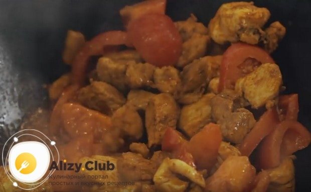 Добавляем помидор на сковороду к мясу.