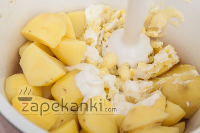 добавляем в картофель сметану и пюрируем