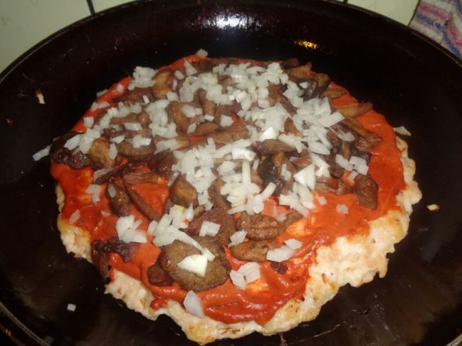 Начинки для пиццы с колбасой, грибами, курицей, фаршем, солеными огурцами, морепродуктами. Рецепты с фото в духовке