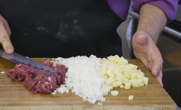 Пироги с мясом из дрожжевого теста в духовке — получаются мягкие, как пух