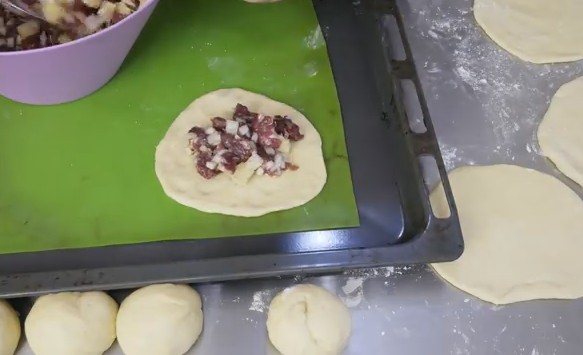 Пироги с мясом из дрожжевого теста в духовке — получаются мягкие, как пух