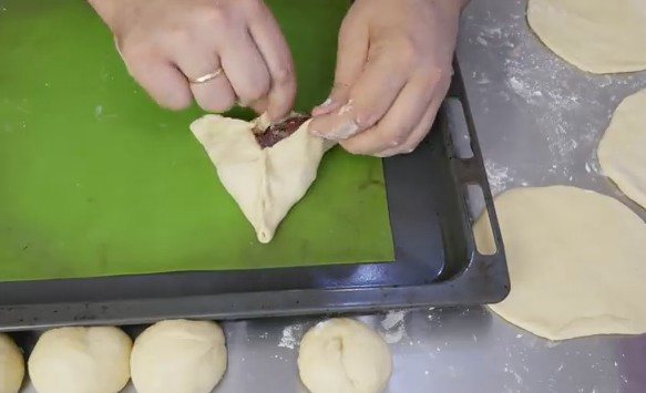 Пироги с мясом из дрожжевого теста в духовке — получаются мягкие, как пух