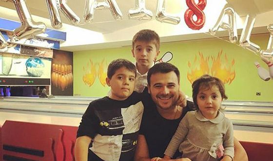 Эмин с близнецами и Аминой, приемной дочкой Лейлы Алиевой