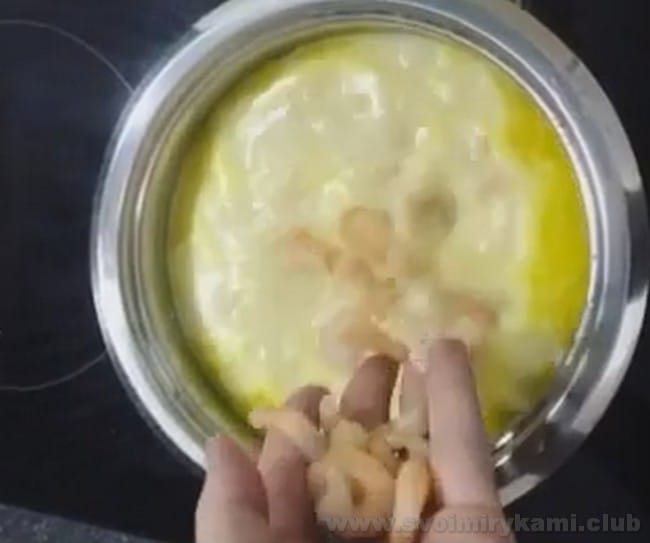 Главную морскую составляющую кладем в сырный суп с креветками практически в самом конце.