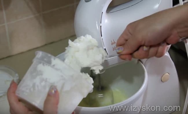 Готовим для торта вкусный крем из маскарпоне и сметаны