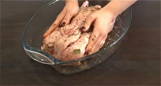 готовим маринад и смазываем им утку