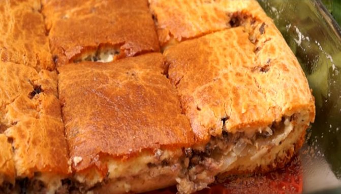 Готовый пирог с рыбой и картошкой