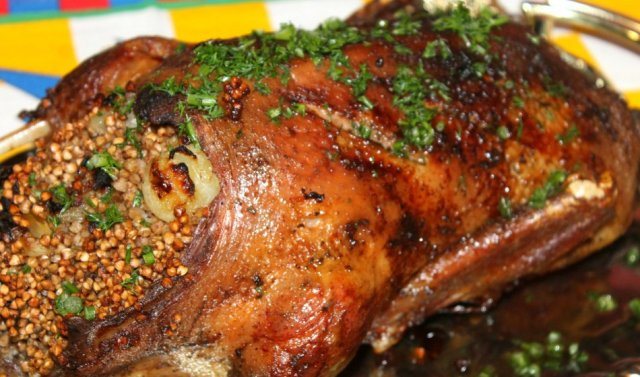 гусь с гречкой и грибами