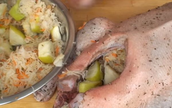 Гусь запеченный с яблоками в духовке: 5 пошаговых рецептов