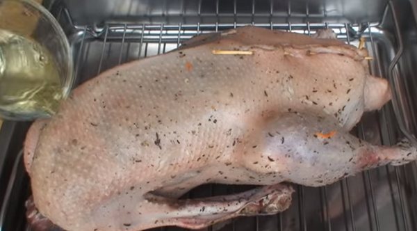 Гусь запеченный с яблоками в духовке: 5 пошаговых рецептов