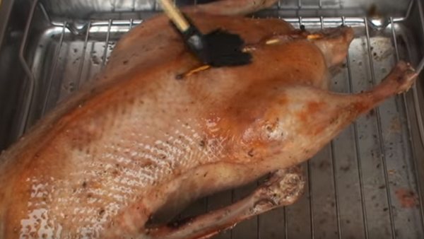 Гусь запеченный с яблоками в духовке: 5 пошаговых рецептов
