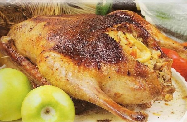 Гусь запеченный с яблоками в духовке: 5 пошаговых рецептов
