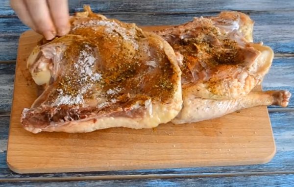 Гусь запеченный с яблоками в духовке: 5 пошаговых рецептов