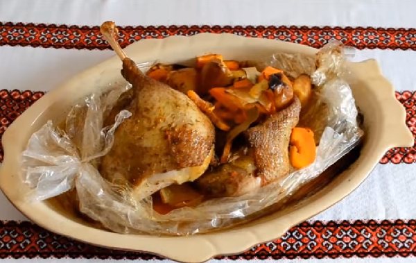 Гусь запеченный с яблоками в духовке: 5 пошаговых рецептов