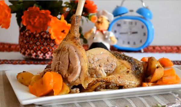Гусь запеченный с яблоками в духовке: 5 пошаговых рецептов